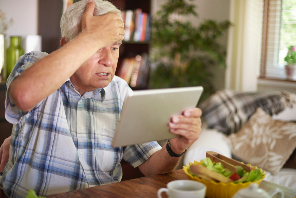 Dvaja mladíci z Lučenca okradli viacerých seniorov