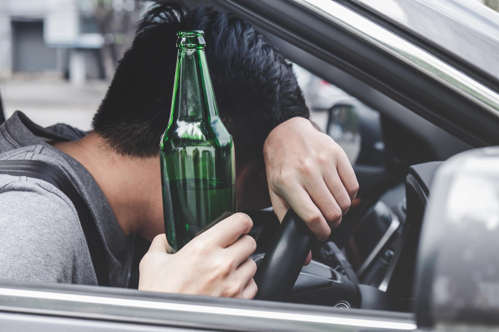 Tínedžer s 2 promile alkoholu si sadol za volant, po nehode chcel ujsť