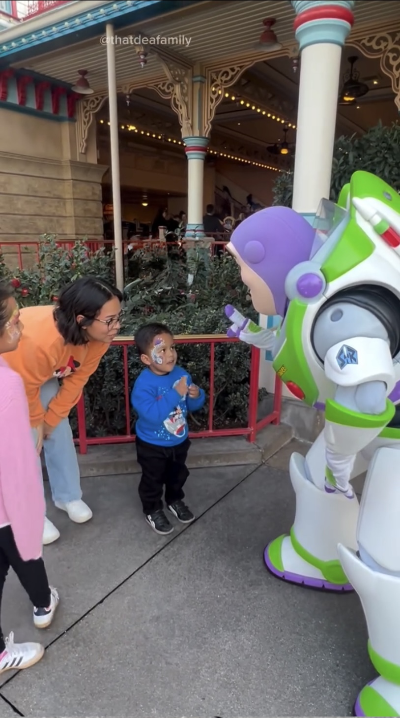 Buzz Lightyear komunikuje s nepočujúcim chlapcom v posunkovom jazyku